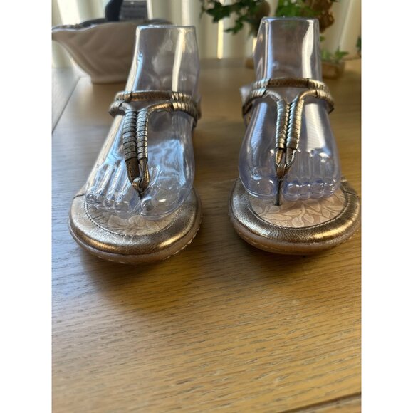 B.O.C Size 6.5 Metallic Gold Thong Casual Sandals With Buckle Closure - Picture 2 of 8